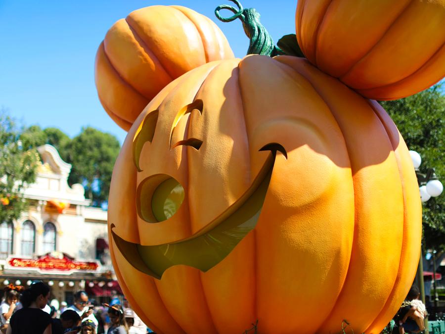 Calabaza gigante de Mickey en Main Street durante Disney Halloween 2025 en Disneyland; decoración icónica de Disney en Halloween (Disney Halloween, Halloween Disney), con eventos de la temporada como Halloween Screams Disneyland, Plaza de la Familia Disneyland y atracciones clásicas como Haunted Mansion (la casa embrujada); también relevante para Disney Halloween 2024.