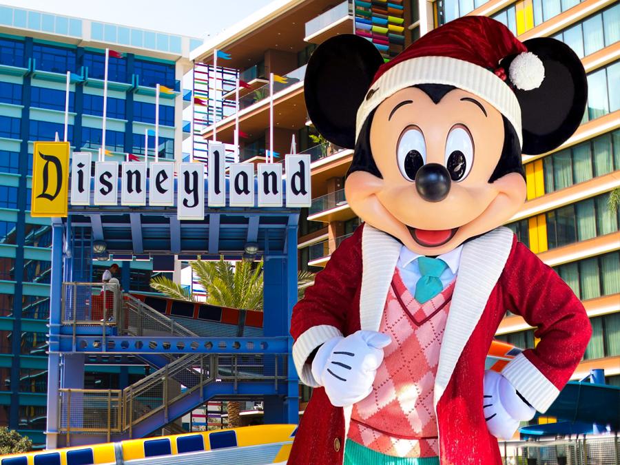 Mickey frente al anaheim disneyland hotel (disneyland hotel anaheim) y The Villas at Disneyland Hotel, ideal para paquetes disney y para familias que buscan hoteles en disney california