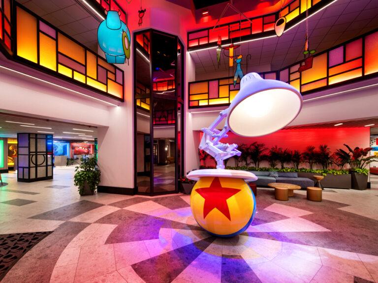 Lobby del hotel disney california en Anaheim, hotel en disney california y hotel disney anaheim (hotel anaheim disney) con temática Pixar cerca de los parques