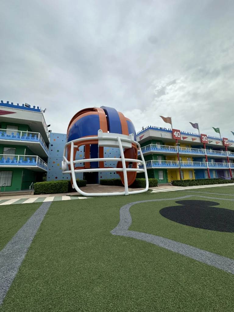 Casco de fútbol gigante en Disney’s All-Star Sports Resort; hoteles en Disney Orlando