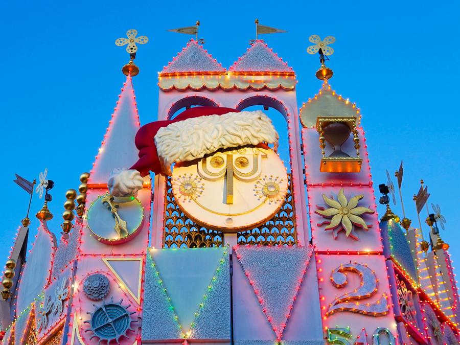 disney en navidad en it’s a small world Holiday durante navidad en Disneyland California, ideal para fotos familiares; navidad con Mickey Mouse en temporada festiva (mención temática); guía relacionada con Goofy's Kitchen
