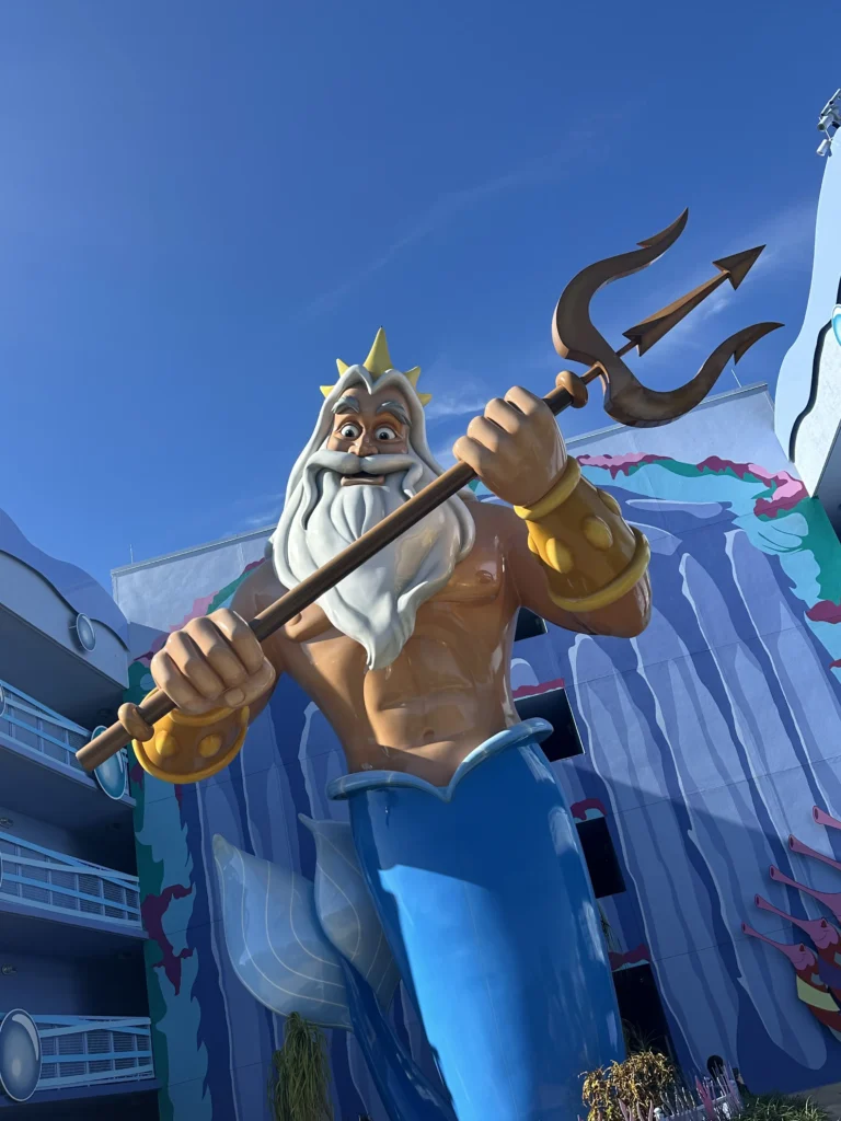 Estatua del Rey Tritón en Disney’s Art of Animation Resort; hoteles en Disney Orlando